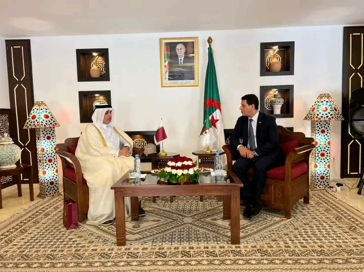 استقبال وزير السياحة و الصناعة التقليدية لسعادة سفير دولة قطر لدى الجزائر.
