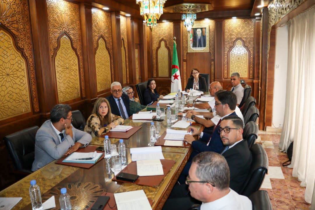 وزيرة السياحة والصناعة التقليدية، السيدة حورية مداحي، تشرف على التحضيرات الأولى لتنظيم الطبعة السابعة والعشرين للصالون الدولي للصناعة التقليدية