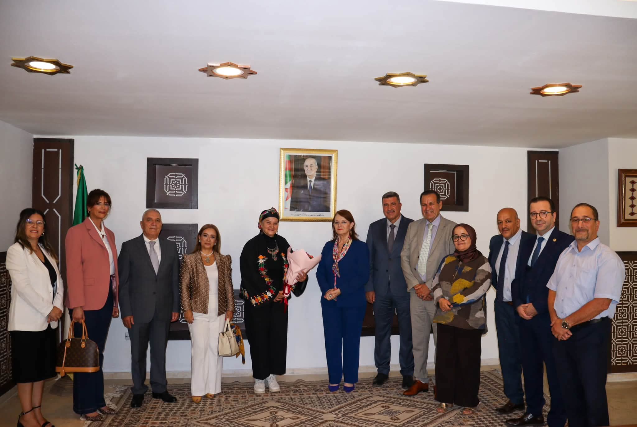 وزيرة السياحة والصناعة التقليدية السيدة مداحي حورية تهنئ الشيف الجزائرية السيدة نورة صادقي المعروفة بـ نا نورة   نظير تكريمها المسجل على الصعيد الدولي